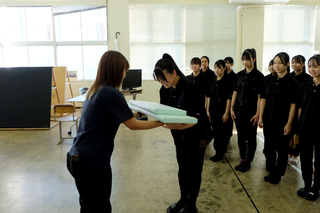 宝林堂から鳥取城北高校書道部の皆さんへ紅星牌 華龍箋を贈呈