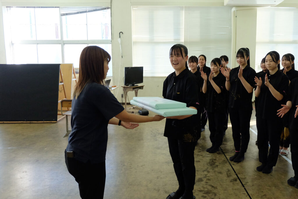 宝林堂から鳥取城北高校書道部の皆さんへ紅星牌 華龍箋を贈呈